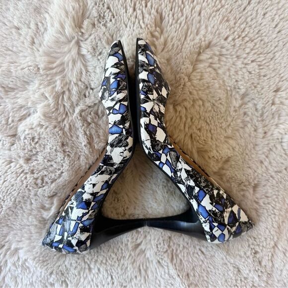 Joe's Jeans Rudy Abstract Print Leather Pointed Toe Pump in Blue Black & White 7 - Picture 15 of 16